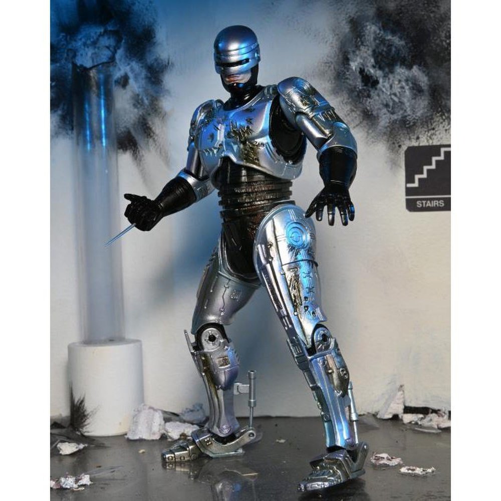Ultimate Battle Damaged RoboCop con Silla