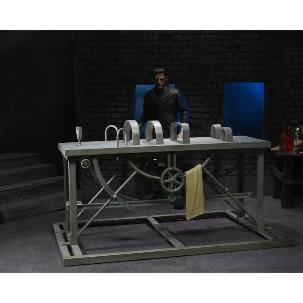 mesa-de-laboratorio-frankenstein-universal-monsters-neca-pack-accesorios-25-cm (1)