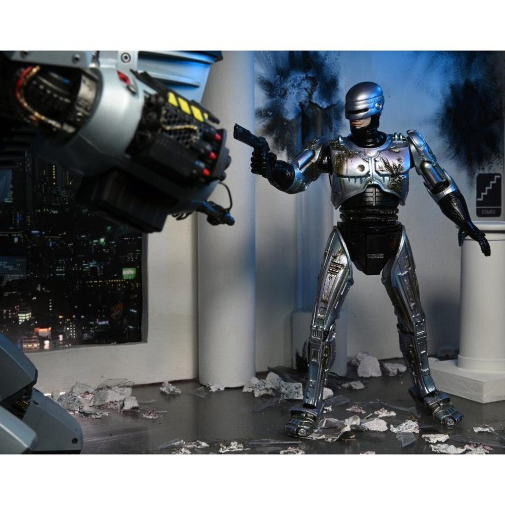 Ultimate Battle Damaged RoboCop con Silla