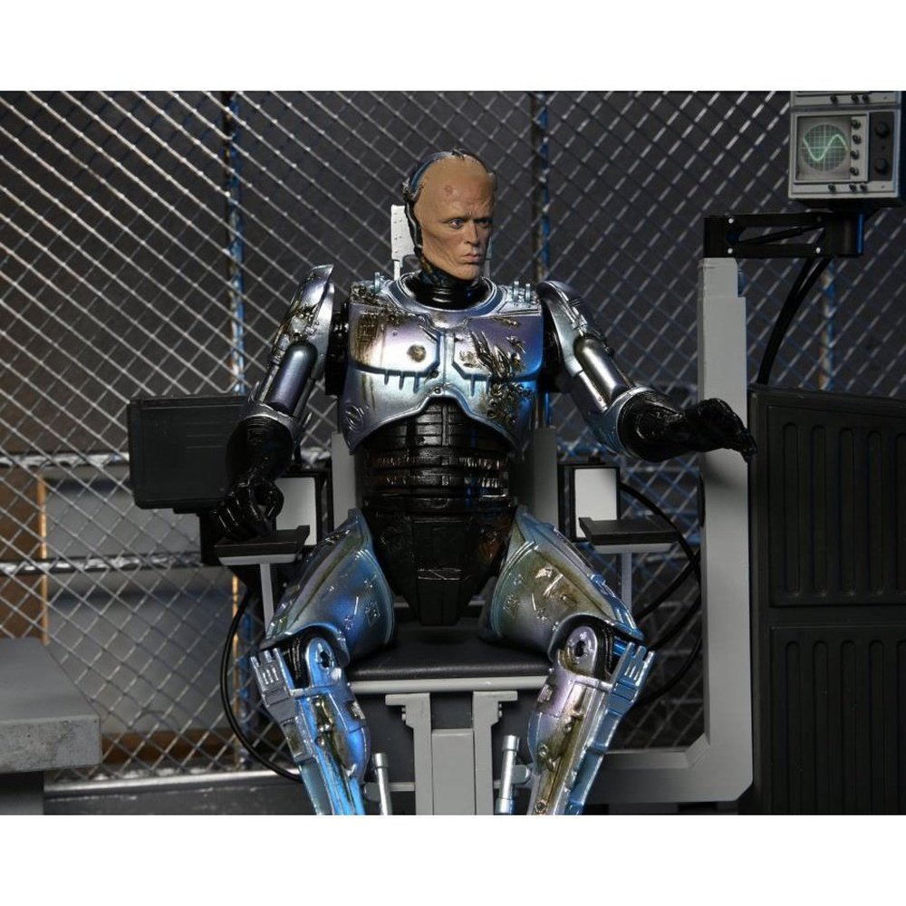 Ultimate Battle Damaged RoboCop con Silla