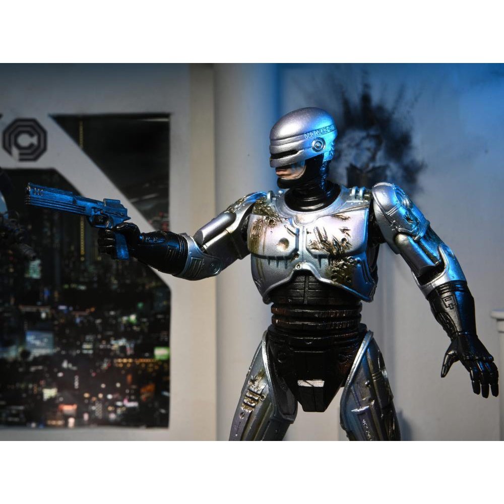 Ultimate Battle Damaged RoboCop con Silla