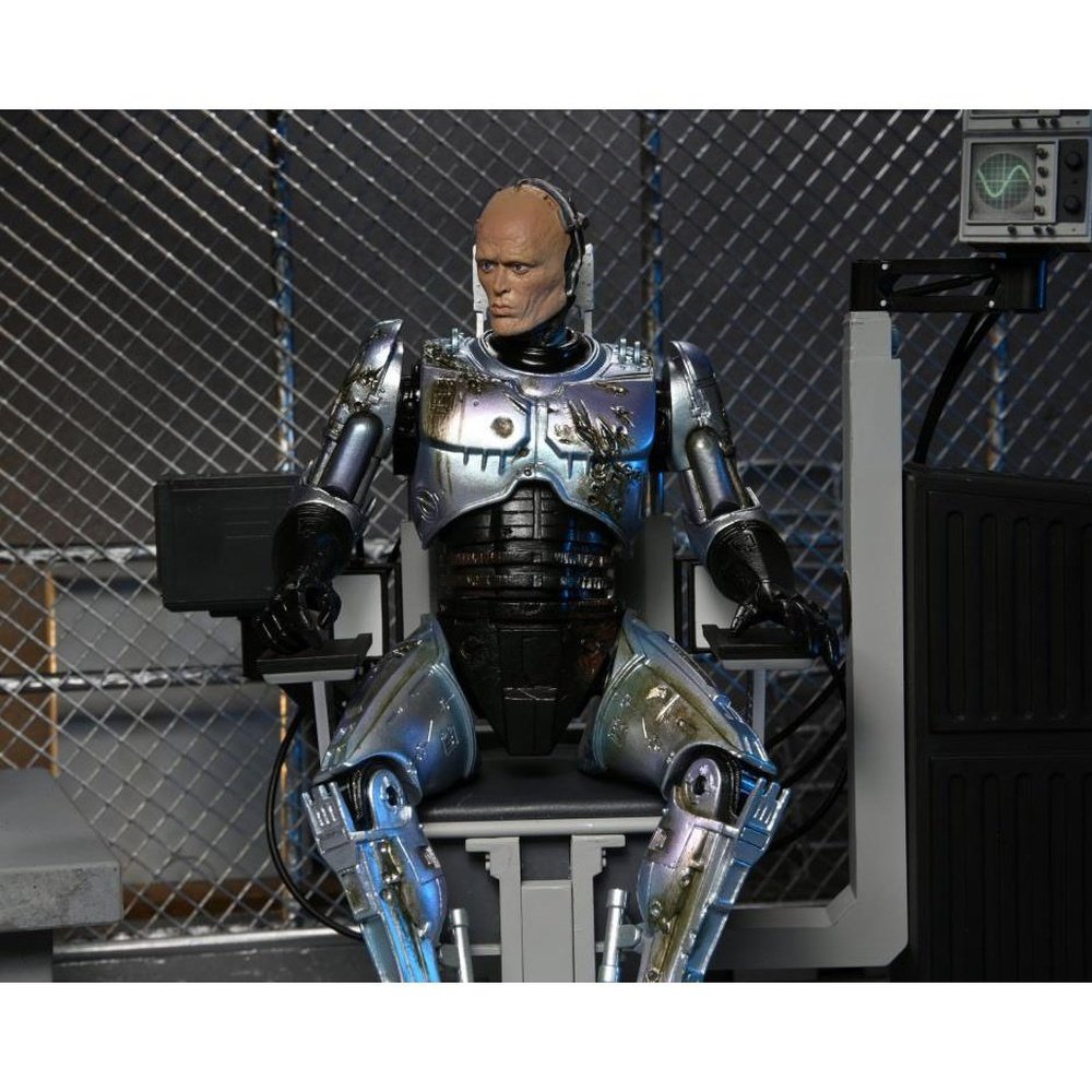Ultimate Battle Damaged RoboCop con Silla