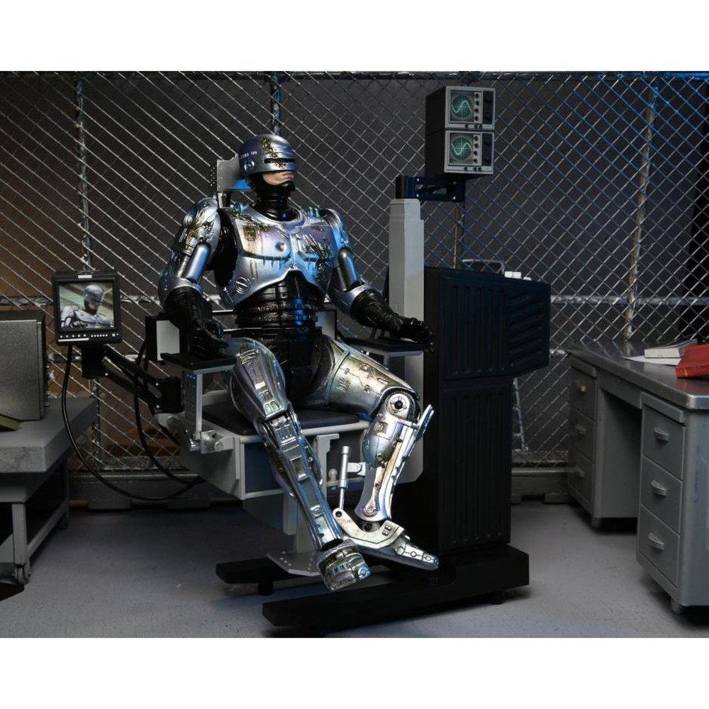 Ultimate Battle Damaged RoboCop con Silla