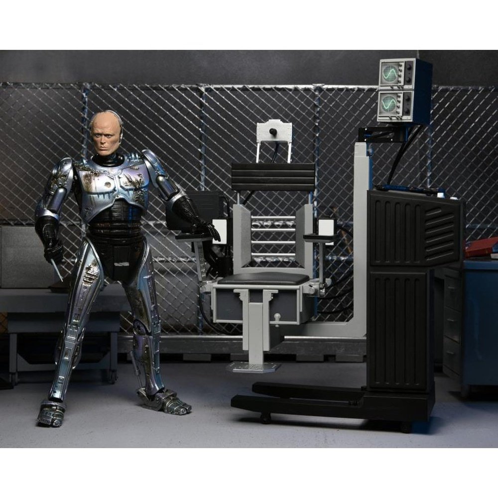 Ultimate Battle Damaged RoboCop con Silla